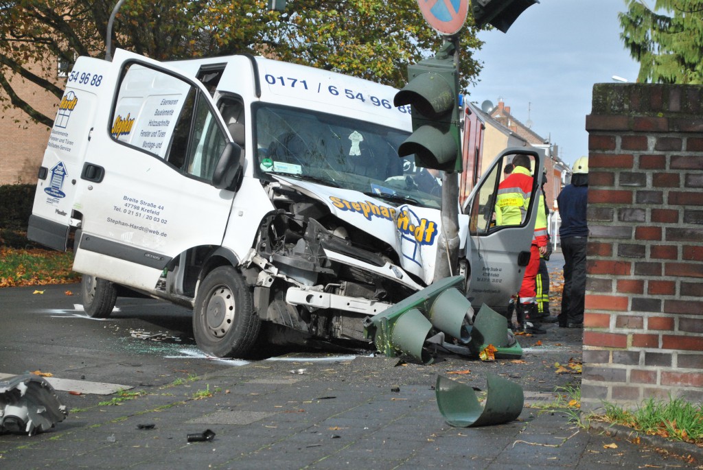 MG 22.10.14 - Schwerer Unfall vor Feuerwache auf der Von Grothe Straße