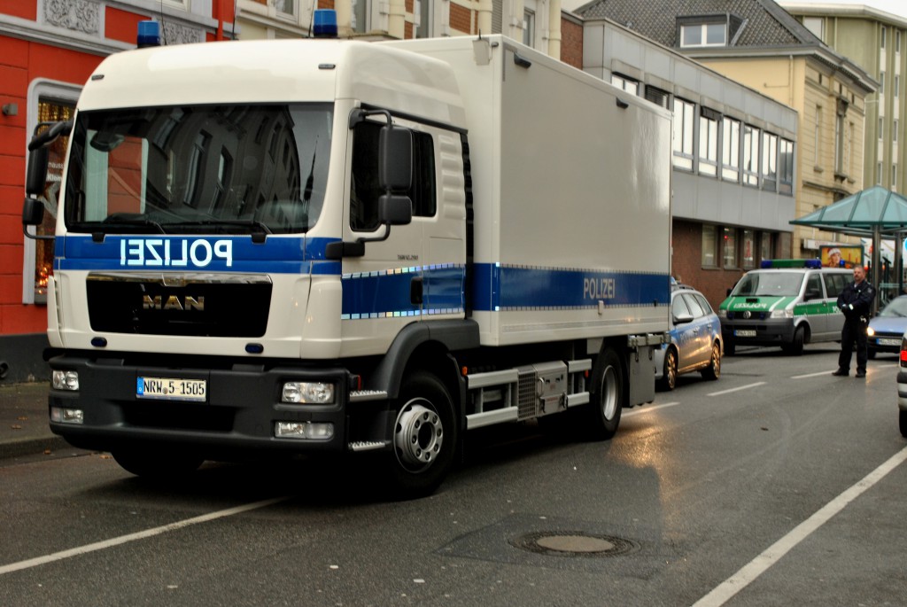 23.12.2014 - Herrenloser Koffer sorgte für Störungen im vorweihnachtlichen Verkehr in der Rheydter Innenstadt