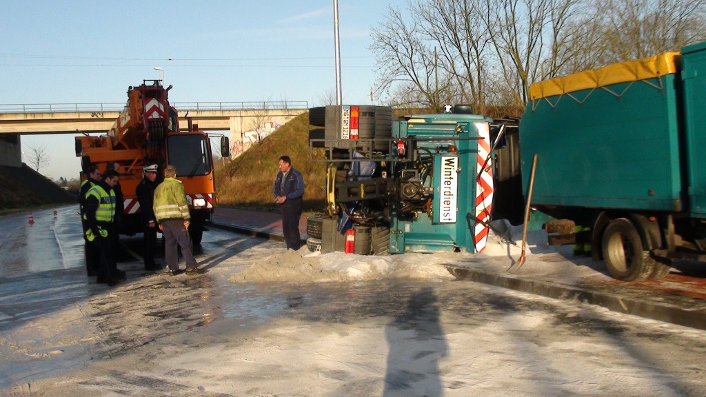 MG 25.02.2015 - Streufahrzeug der GEM kippt um und muss geborgen werden