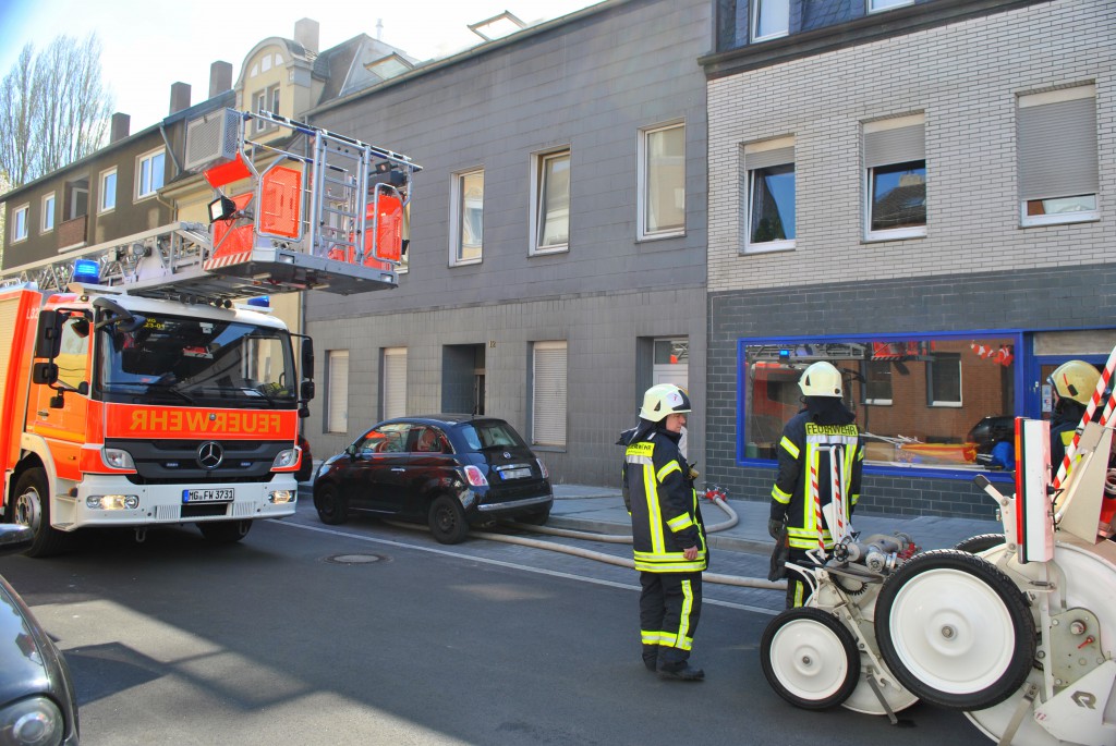 18.04.15 - Kurzschluss löst Kühlschrankbrand aus