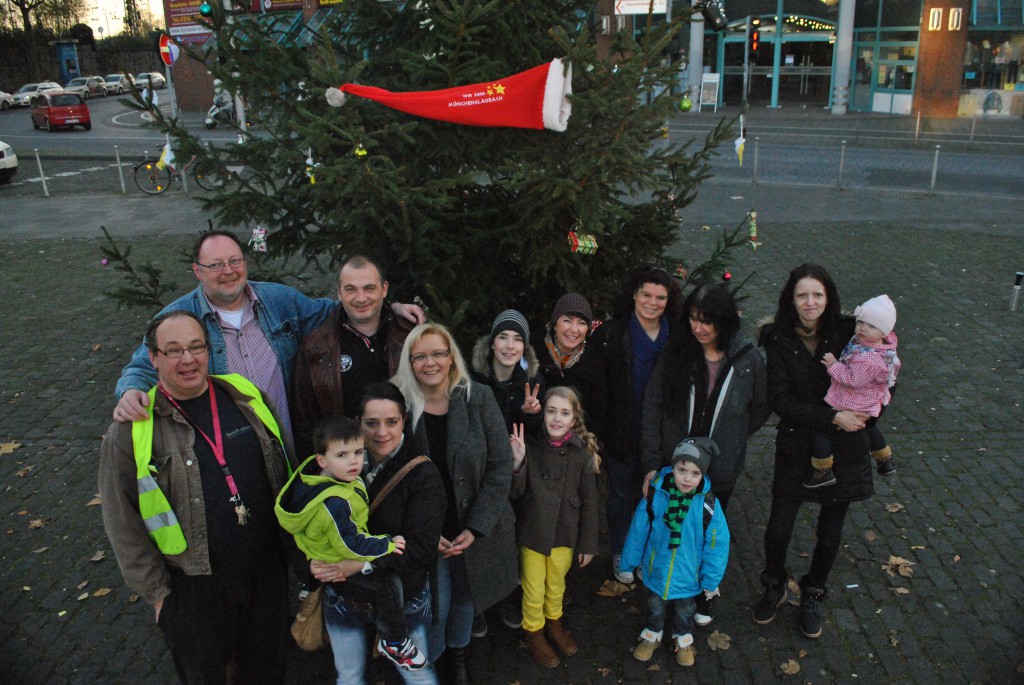 Mönchengladbacher schmücken Weihnachtsbaum am HBF-MG