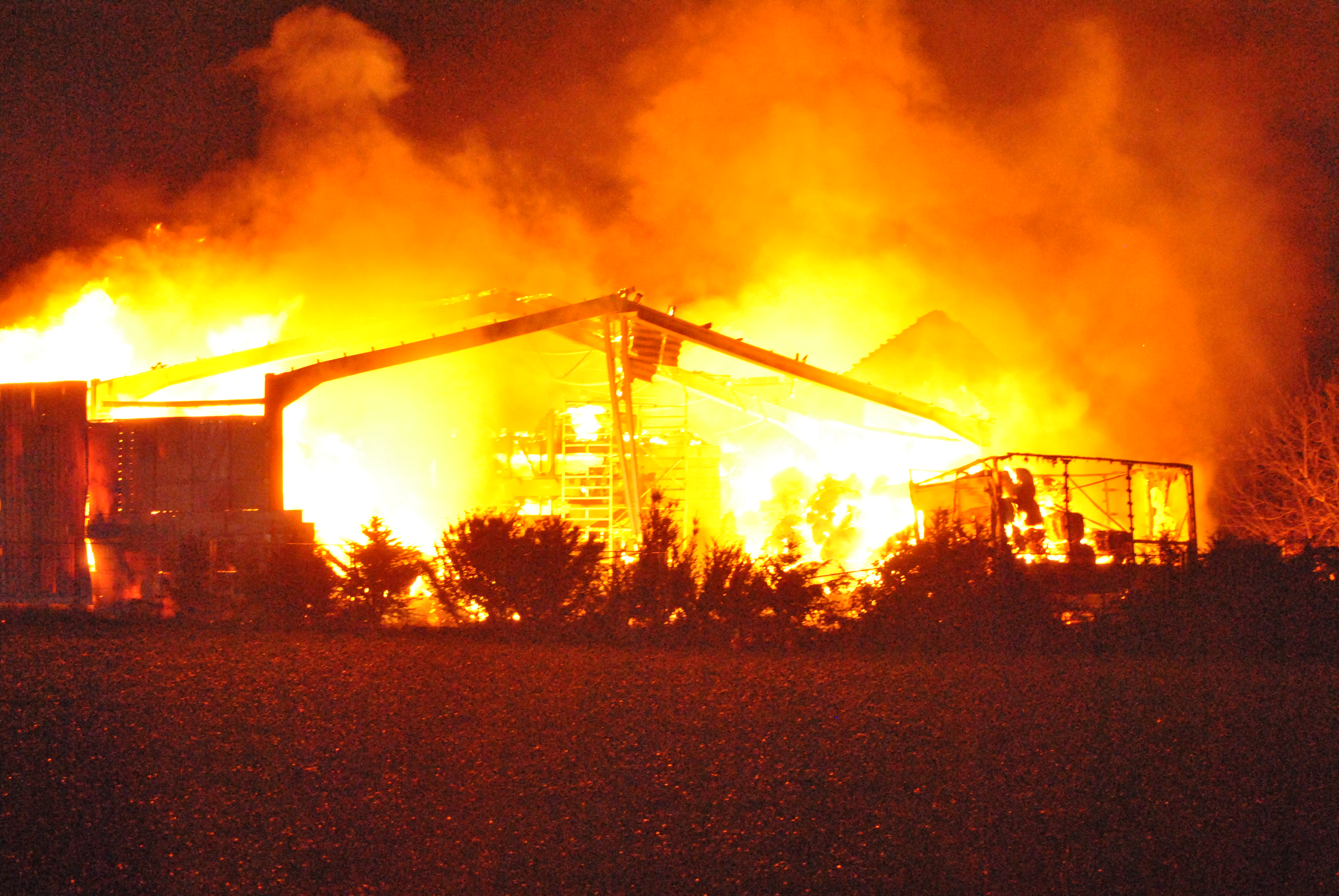 MG 12.01.16 - Textillagerhalle in Mennrath brannte nieder