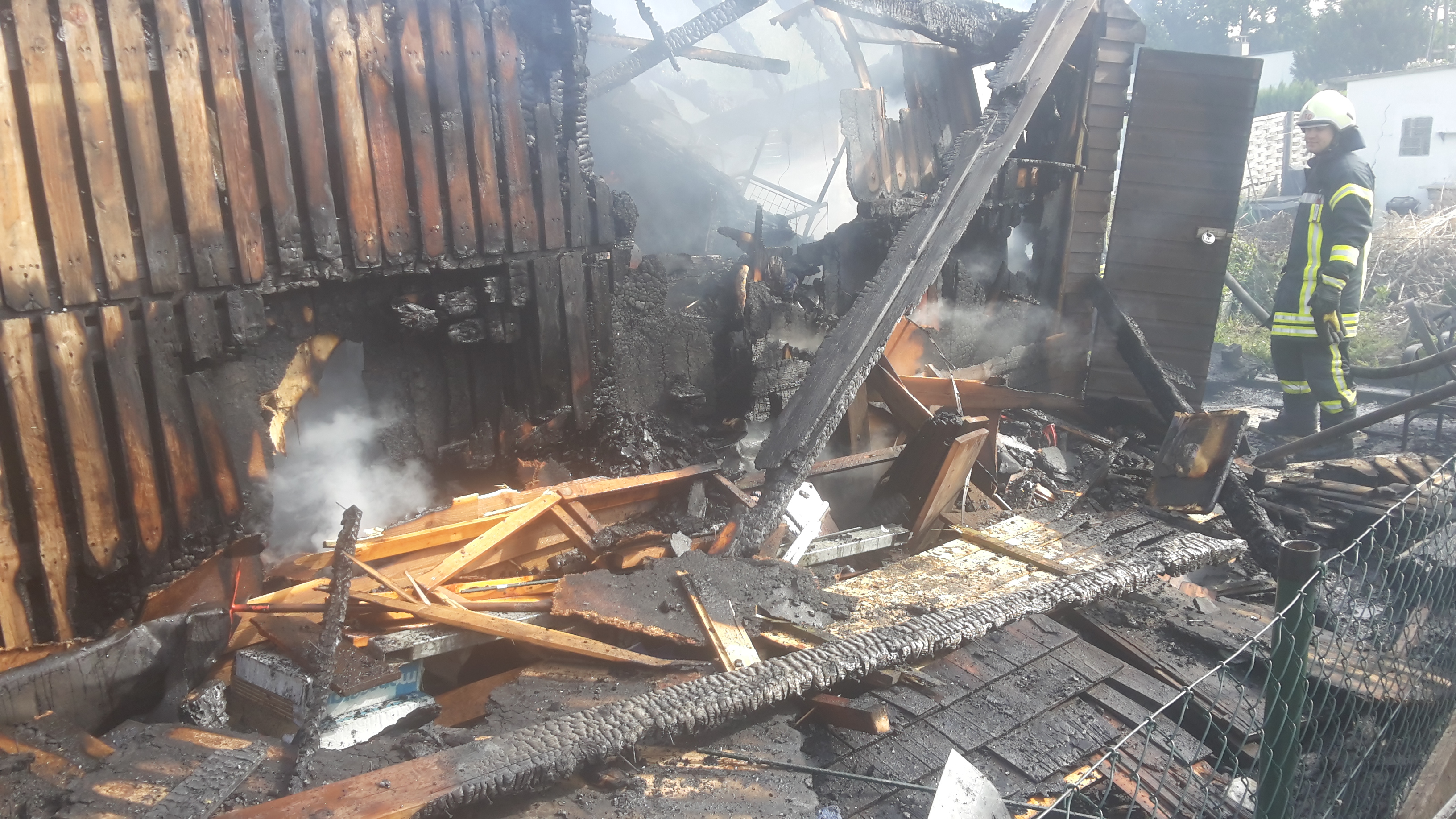 MG 21.05.16 – Gartenlaube fällt Flammen zum Opfer