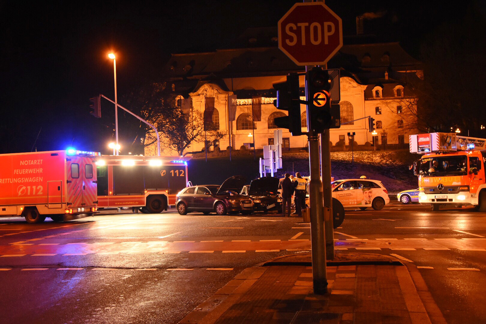 Mönchengladbach (ots) – Unfallort: MG, Hohenzollernstraße/Kaldenkirchener Straße Unfallzeit: Samstag, 09.12.2017, 22.08 UhrDer 32 jährige Unfallverursacher befuhr die Kaldenkirchener Straße in Fahrtrichtung Bismarckstraße. Zur Unfallzeit war die L