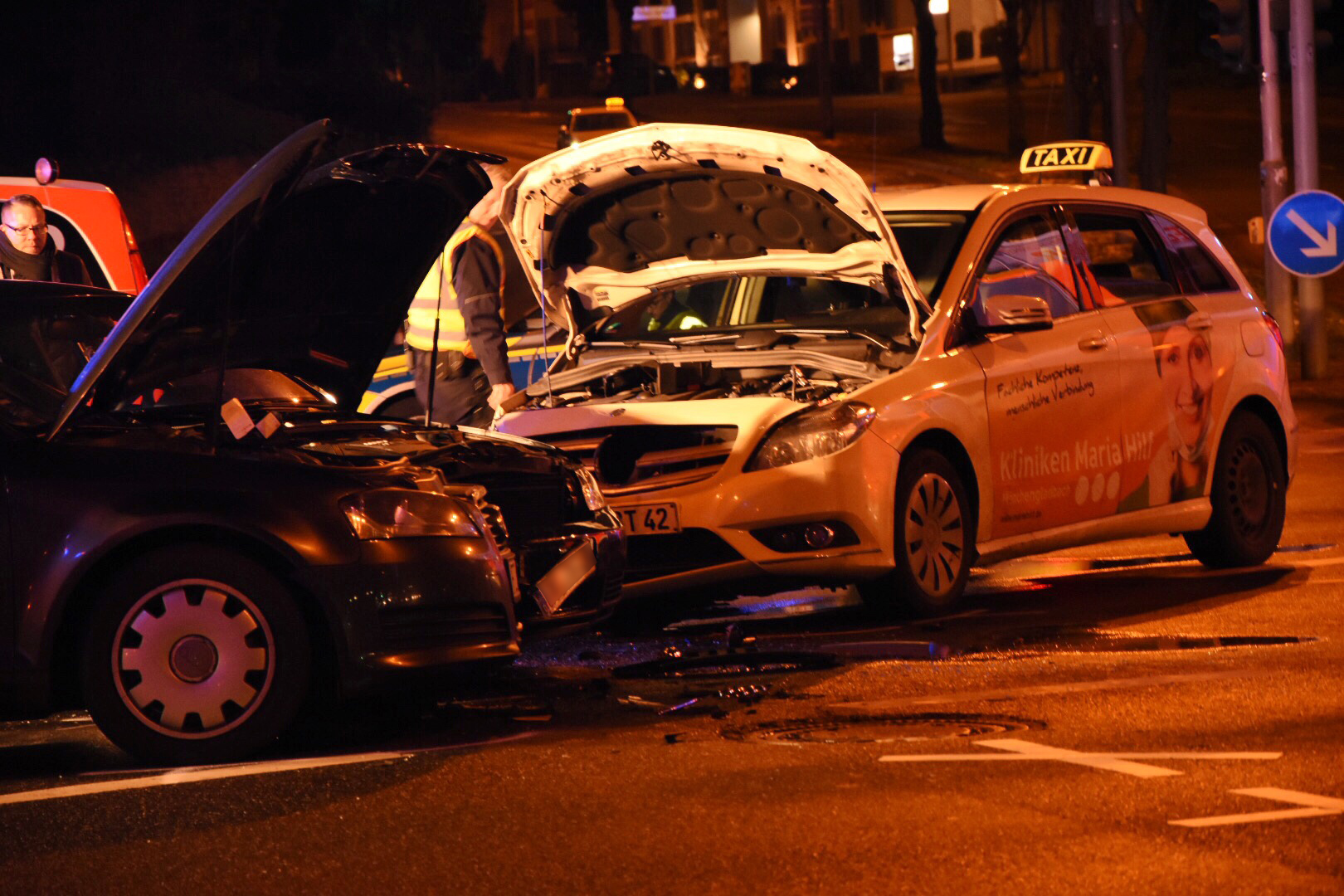 Mönchengladbach (ots) – Unfallort: MG, Hohenzollernstraße/Kaldenkirchener Straße Unfallzeit: Samstag, 09.12.2017, 22.08 UhrDer 32 jährige Unfallverursacher befuhr die Kaldenkirchener Straße in Fahrtrichtung Bismarckstraße. Zur Unfallzeit war die L