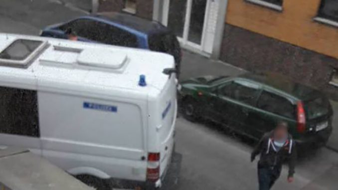 09.04.18 - Mönchengladbach-Rheydt, Koblenzer Str,.Am Montagabend kam es auf der Koblenzer Straße zu einem Polizeieinsatz an dem auch mehrere Zivilfahnder beteiligt waren. Gegen 18.30 Uhr rückten die Beamten an, sperrten die Koblenzer Straße mit Einsat