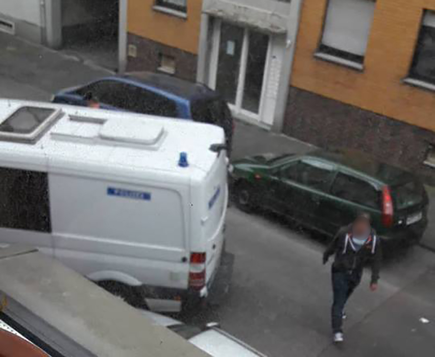 09.04.18 – Mönchengladbach-Rheydt, Koblenzer Str,.Am Montagabend kam es auf der Koblenzer Straße zu einem Polizeieinsatz an dem auch mehrere Zivilfahnder beteiligt waren. Gegen 18.30 Uhr rückten die Beamten an, sperrten die Koblenzer Straße mit Einsat