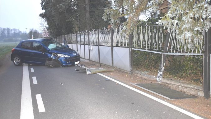 Unter Alkohol und Drogen von Fahrbahn abgekommen.