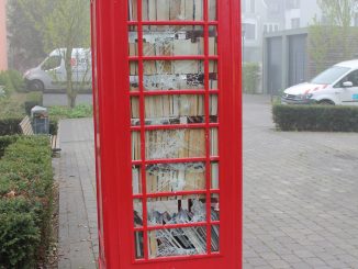 Zerstörung an Telefonzelle für Bücherschrank