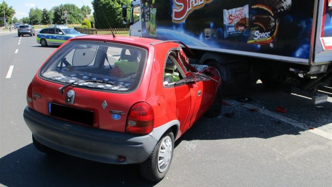 Fahrerin kam nach rechts vom Fahrstreifen ab.