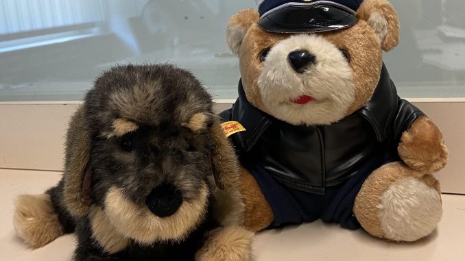 Fundhund (Stofftier) wartet bei der Polizei auf sein "Herrchen" / "Frauchen"