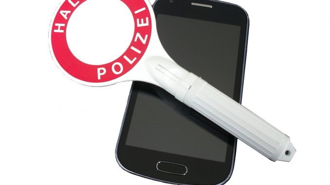 Symbolbild Polizei: Handy und Anhaltekelle