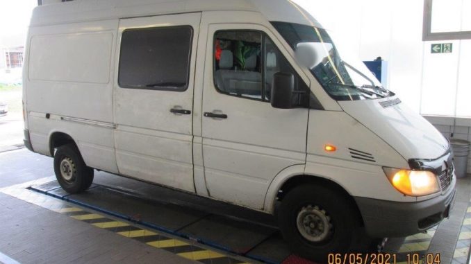 Der Lkw wird beim TÜV genauer untersucht.