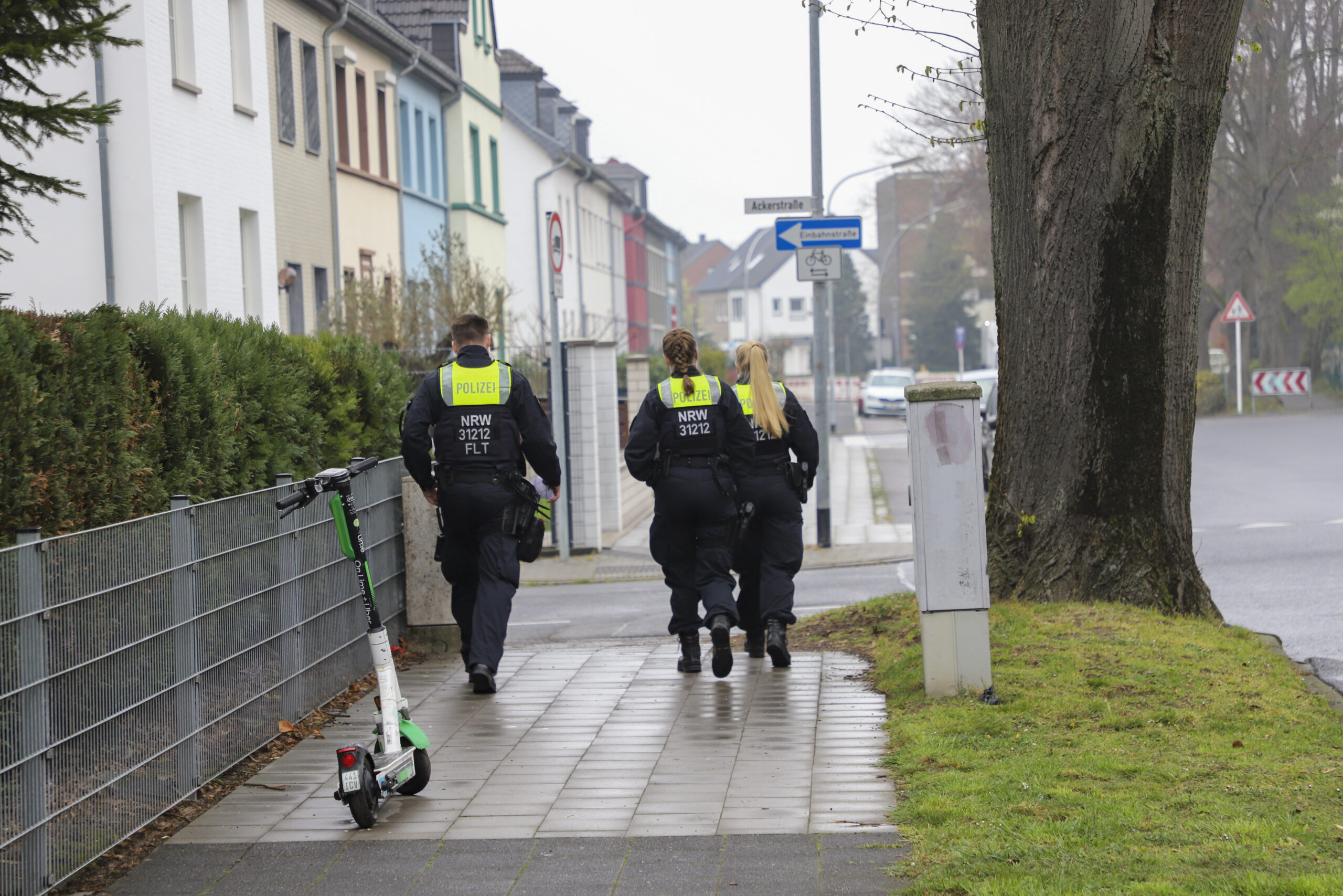 31.03.22 Mönchengladbach-Volksgarten; Polizei sucht mit Flyern nach Hinweisen