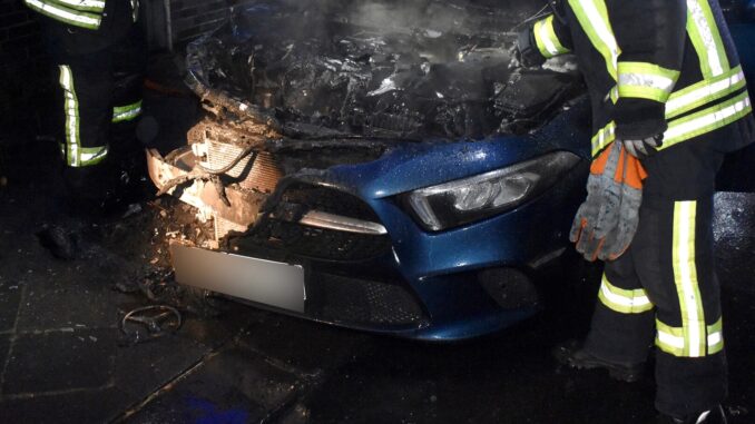 Die Feuerwehr löschte den brennenden Pkw, einen blauen Mercedes.