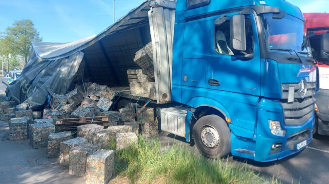 Betroffener LKW mit ungesicherter Ladung